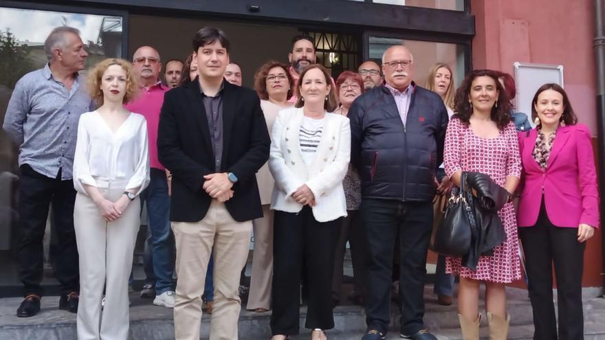 Los integrantes de la candidatura municipal del PSOE de Mieres, con Ana González Cachero en el centro, entre el consejero Borja Sánchez y Raúl Moro. | D. M.