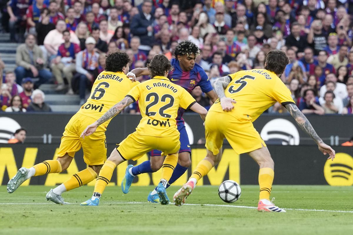 Los futbolistas del Espanyol acechan a Lamine Yamal en el último derbi en el Spotify Camp Nou.