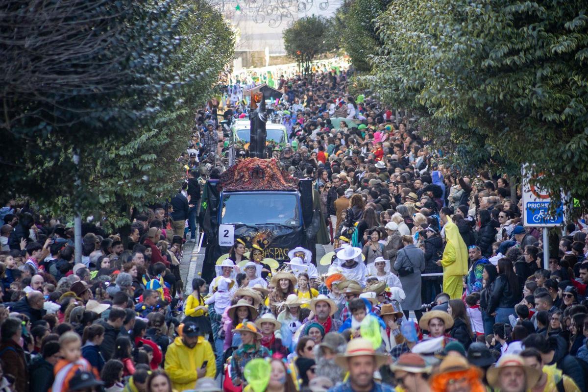 Vintedúas comparsas e dez carrozas: Santiago celebra o día grande do seu Entroido