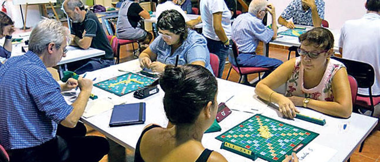 Concentrados en el primer campeonato oficial de Scrabble de Mallorca, en Porreres.