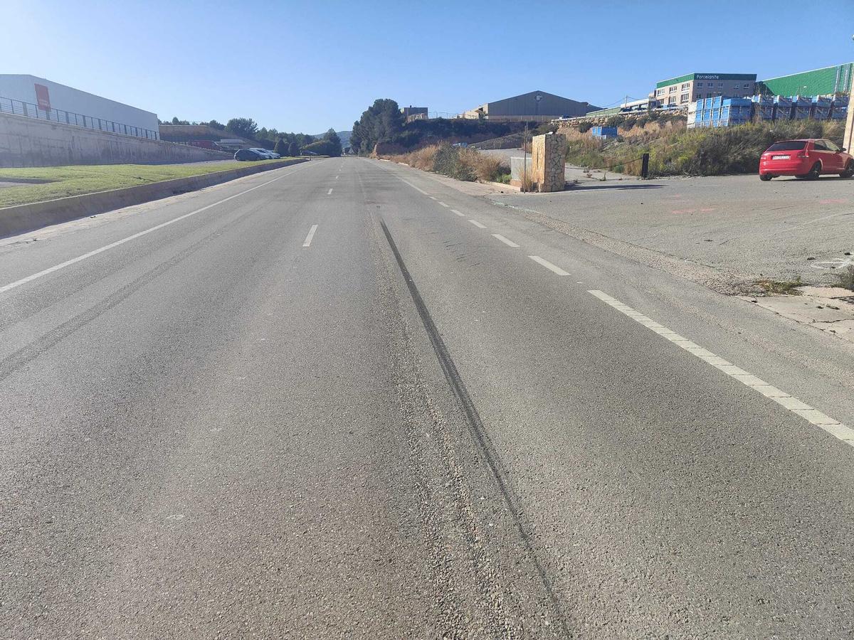 La marca de la frenada de la moto en la que iba el fallecido en l'Alcora.
