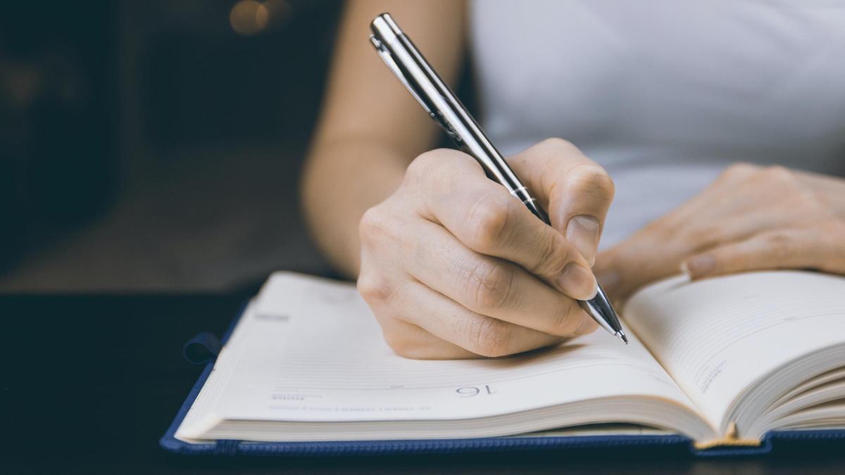 Una mujer escribiendo.