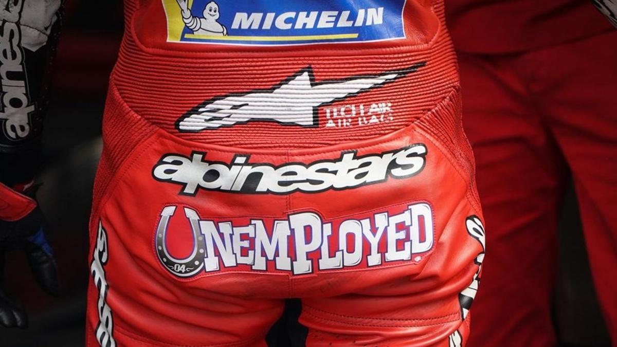 El líder de MotoGP, el italiano Abdrea Dovizioso (Ducati), ha aparecido hoy, en San Marino, con un letrero en el culo de su mono que ponía &quot;desempleado&quot;, &quot;sin trabajo&quot;.