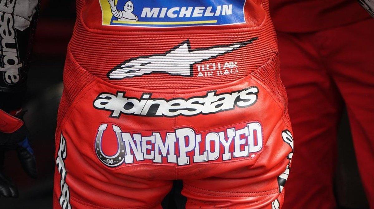 El líder de MotoGP, el italiano Abdrea Dovizioso (Ducati), ha aparecido hoy, en San Marino, con un letrero en el culo de su mono que ponía "desempleado", "sin trabajo".