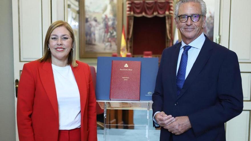 Pablo Matos entrega a Astrid Pérez la última memoria de su mandato al frente del Consejo Consultivo de Canarias