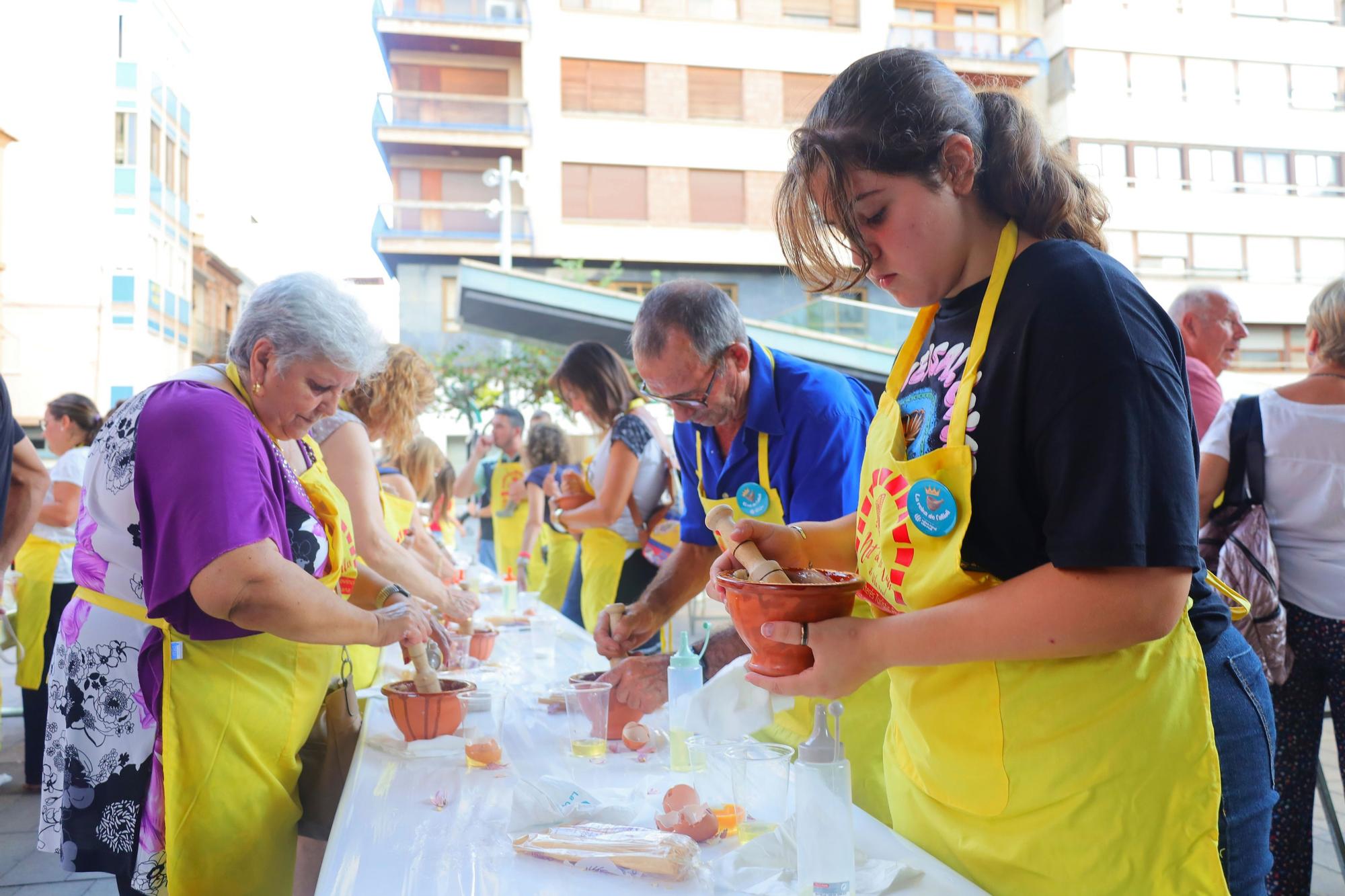 Encuentro para elaborar 'allioli' en las fiestas de Vila-real