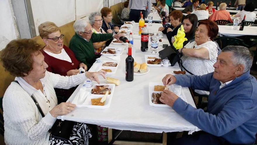 Cena de hermandad en la parroquia de Villa (Corvera)