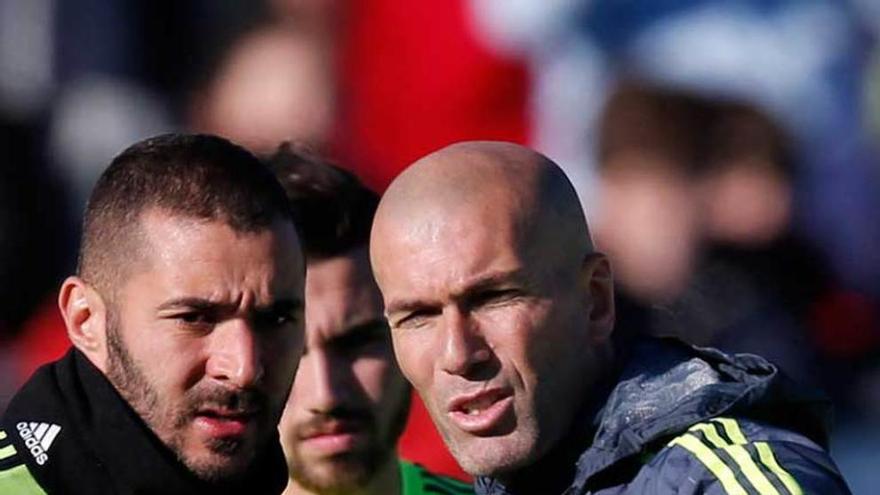 Zidane habla con Benzema.