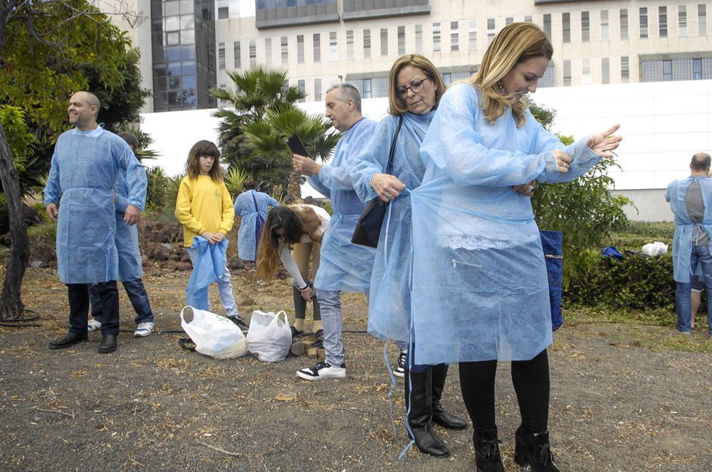 Concentración frente al Hospital Doctor Negrín en defensa de la sanidad pública