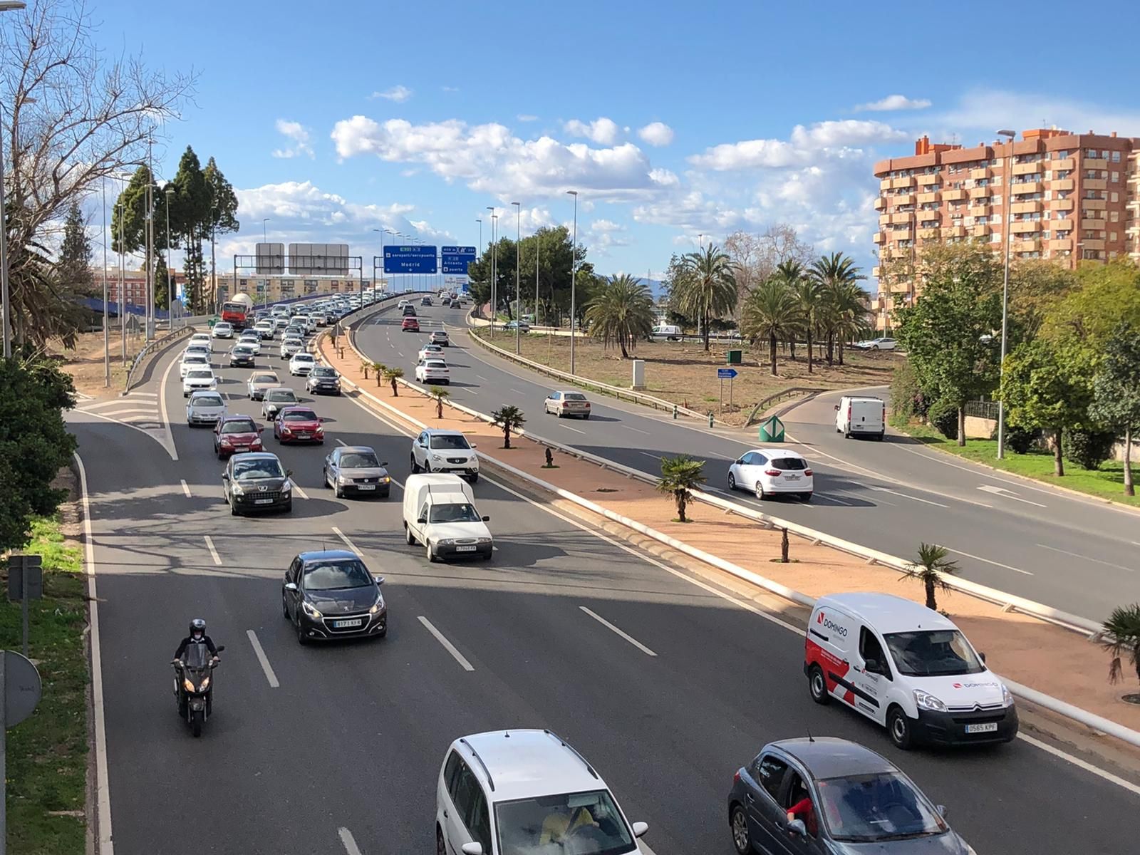 Atascos en los accesos y salidas de València en el tercer viernes de cierre perimetral