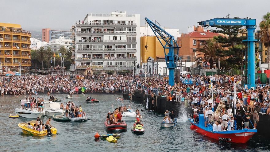 La tradicional cucaña del Puerto de la Cruz deja las imágenes más divertidas de las Fiestas del Carmen