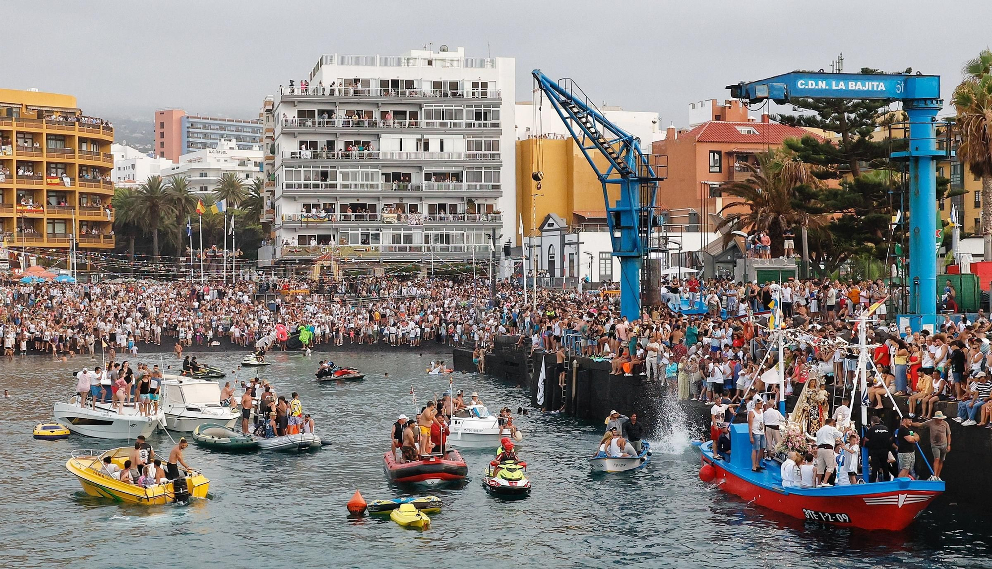 Embarcación de la Virgen del Carmen en el Puerto de la Cruz