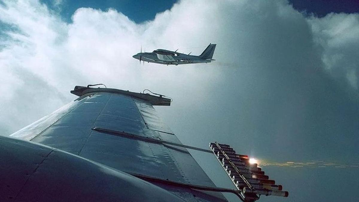 Aviones lanzando yoduro de plata a las nubes