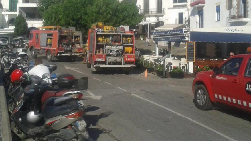 Els efectius d&#039;emergències desplaçats fins al carrer Doctor Callís on treballen en l&#039;incendi d&#039;habitatge