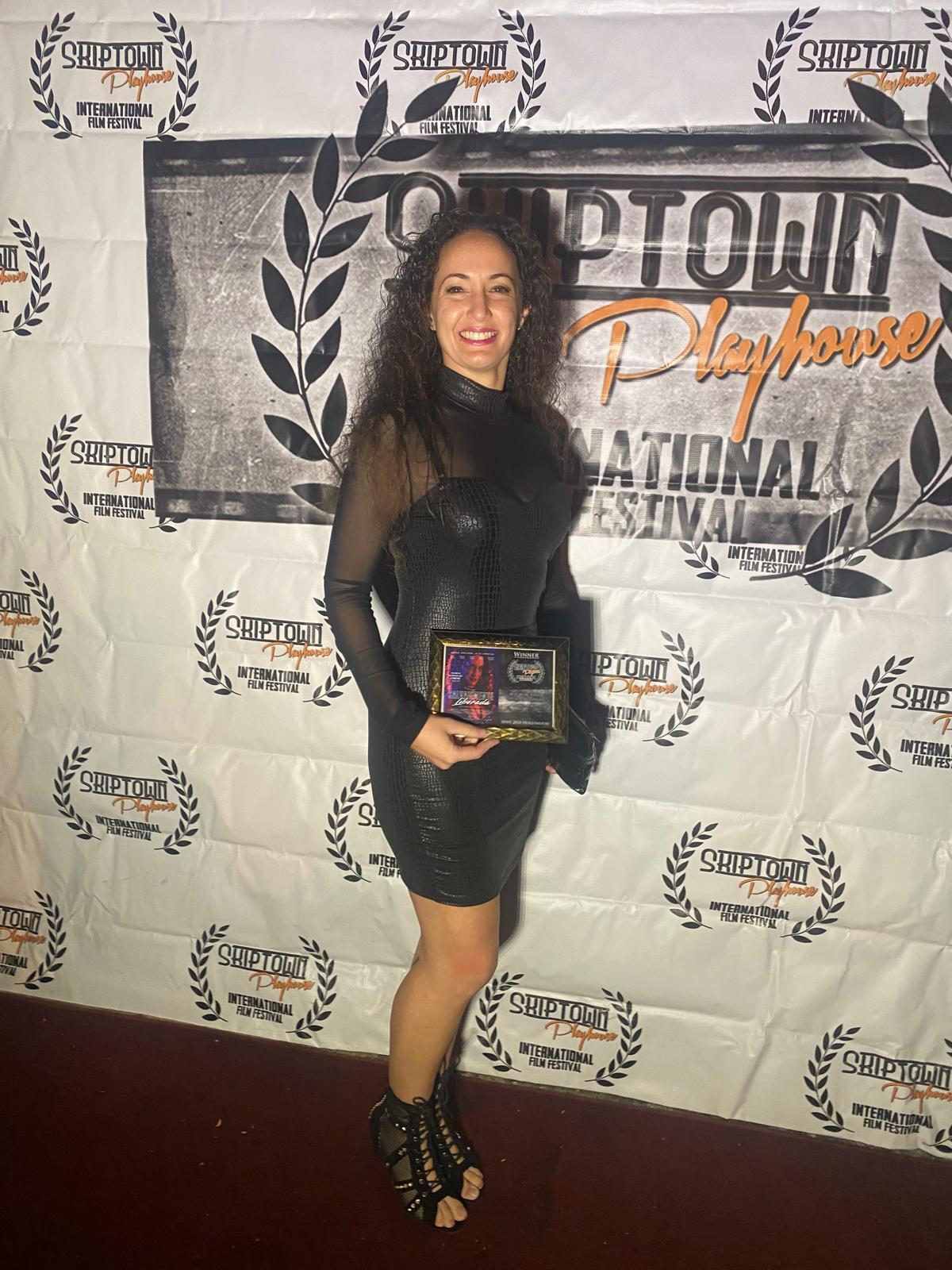 Marisa Martí posa con el galardón a mejor videoclip que ha conseguido en un festival de Los Ángeles, en Estados Unidos.