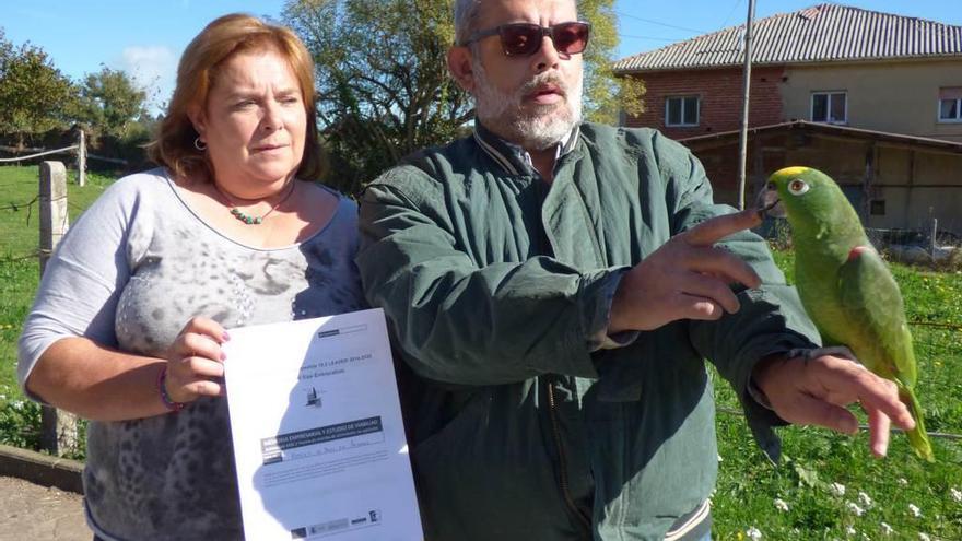 Matilde Rodríguez e Isidro Rodríguez, con el documento del proyecto y el amazonas real &quot;Perico&quot;.