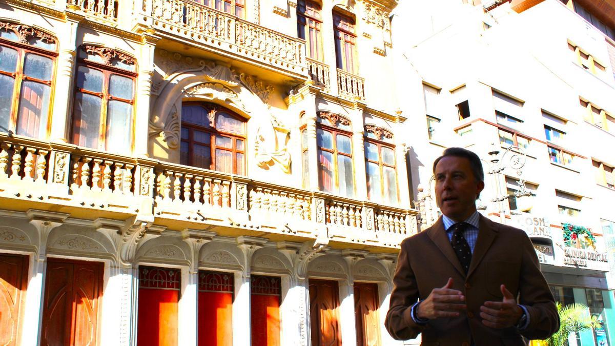 El alcalde, Fulgencio Gil, ante el edificio de la antigua Cámara Agraria, en la Corredera.