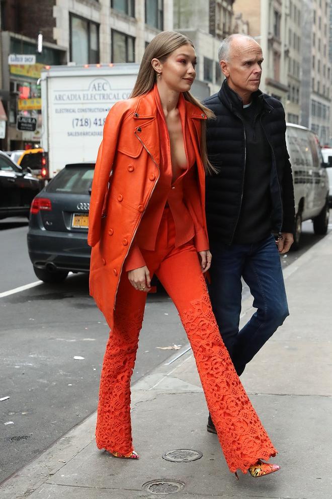 Gigi Hadid, vestida de naranja
