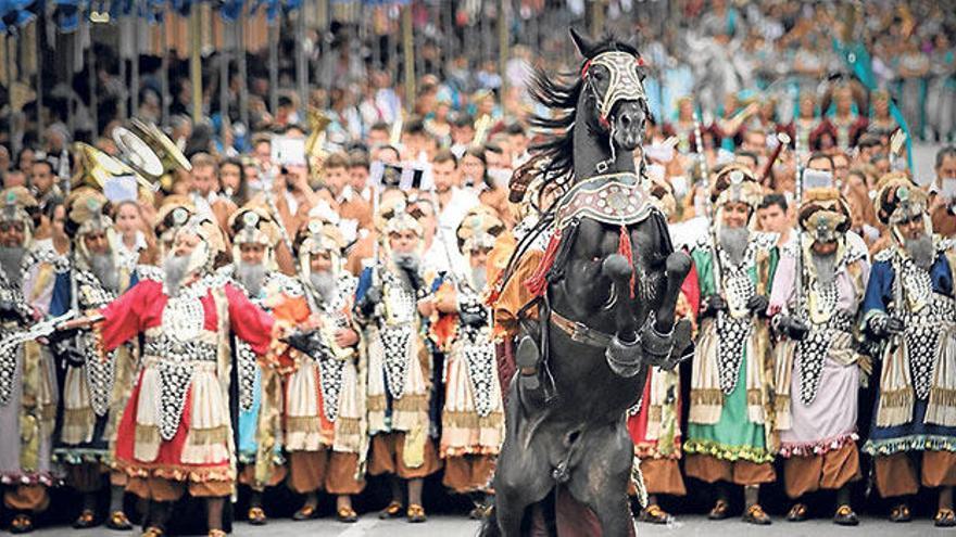 La Entrada en las fiestas de Moros y Cristianos de Ibi es todo un espectáculo que convoca a un numeroso público ávido de presenciar esta gran puesta en escena