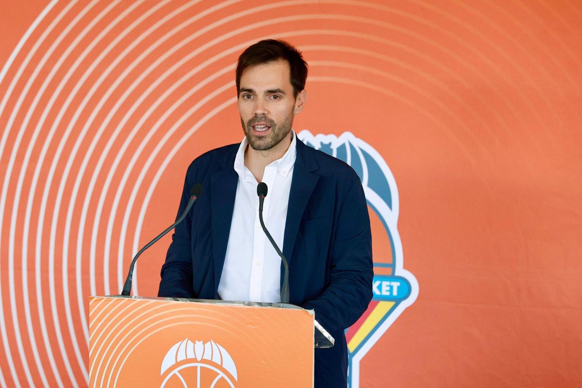 Enric Carbonell le dio la bienvenida