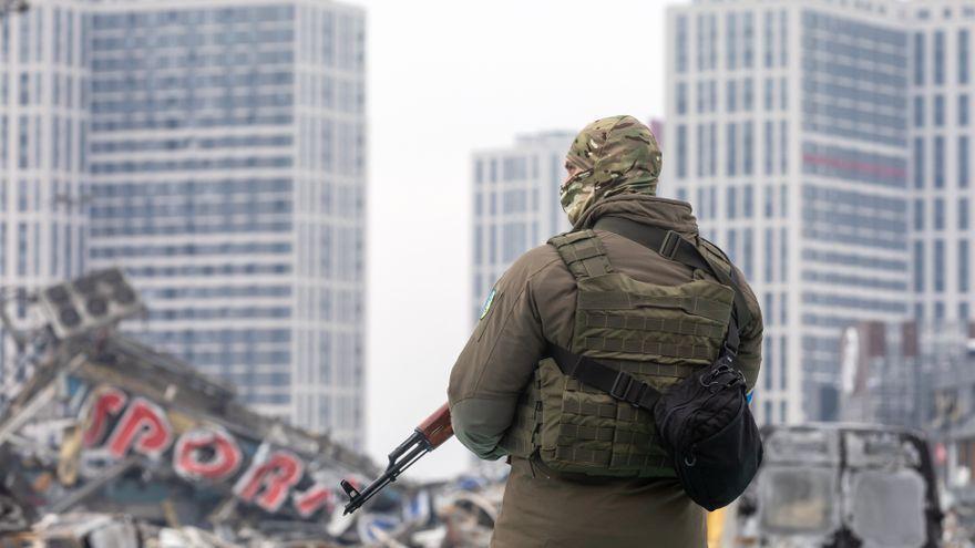 Imagen de archivo de un militar ucraniano junto a un centro comercial destruido en Kiev.
