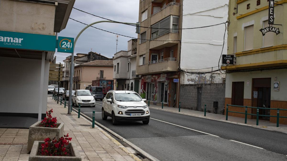 Vehículos ante un semáforo en la travesía de la N-332 de Bellreguard, cerca de la plaza del Clot de l’Era.