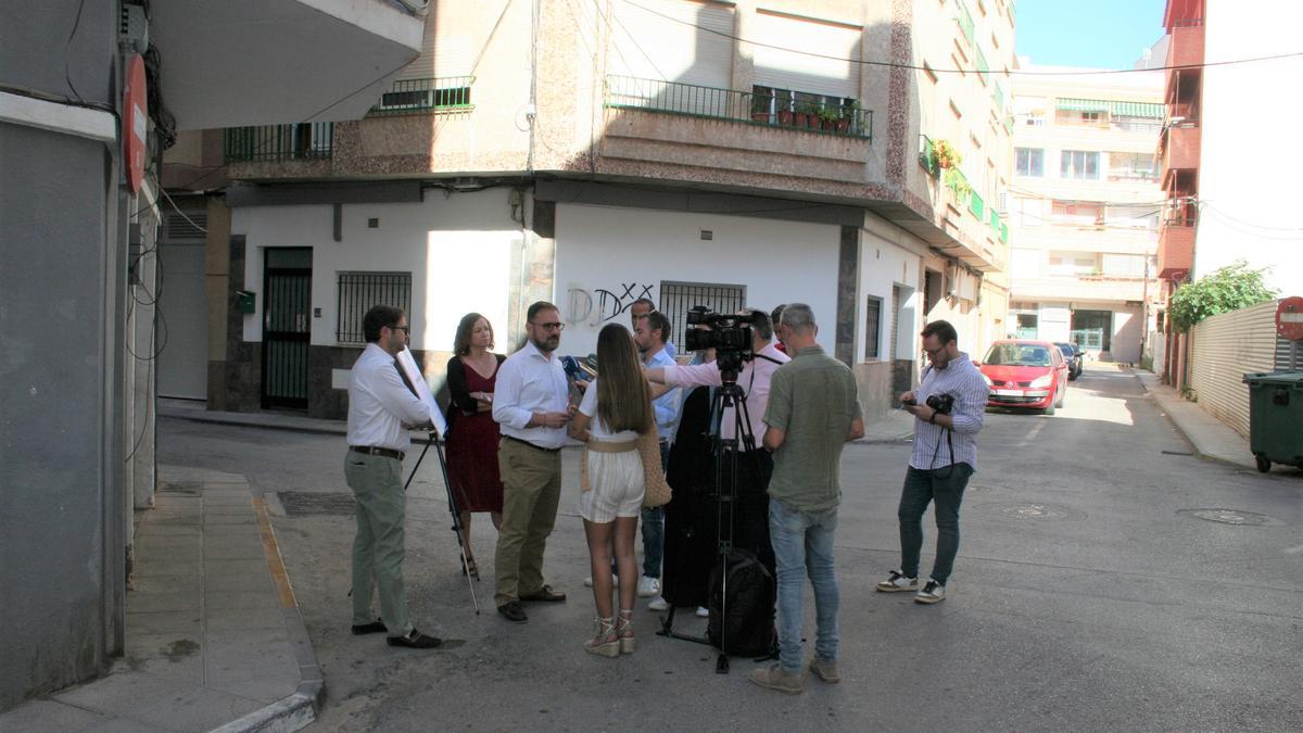Isidro Abellán, Isabel Casalduero y Diego José Mateos, durante la presentación, este miércoles, de las obras de renovación urbana en la calle Juan XXIII y aledañas.