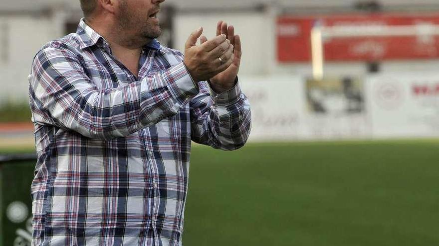 Manolo Simón dirige al Llanes durante un partido de Copa Federación en el Hermanos Antuña.