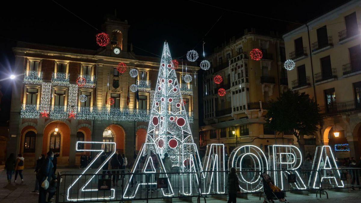 Plaza Mayor de Zamora con la decoración navideña.