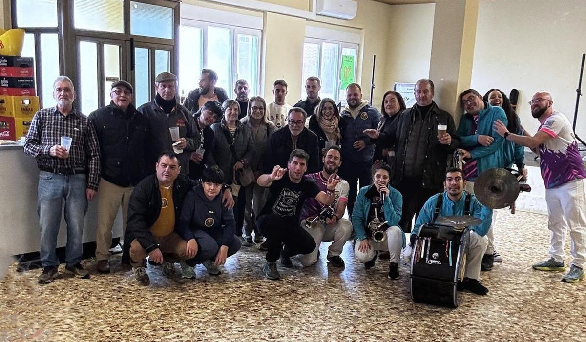 Los Chumachos con un grupo de vecinos y vecinas, en las fiestas de Castrogonzalo | LOS CHUMACHOS