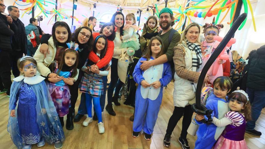 Un grupo de niños y adultos que asistieron ayer a los talleres infantiles de Carnaval. | DAVID CABO