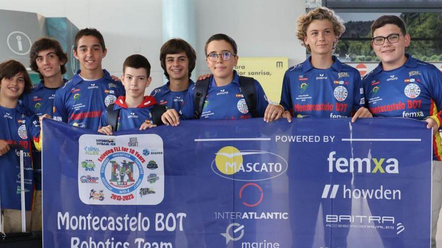 Los alumnos del CPR Montecastelo junto a su profesor Bernardo Longa(1º izq. ).   | // A. VILLAR