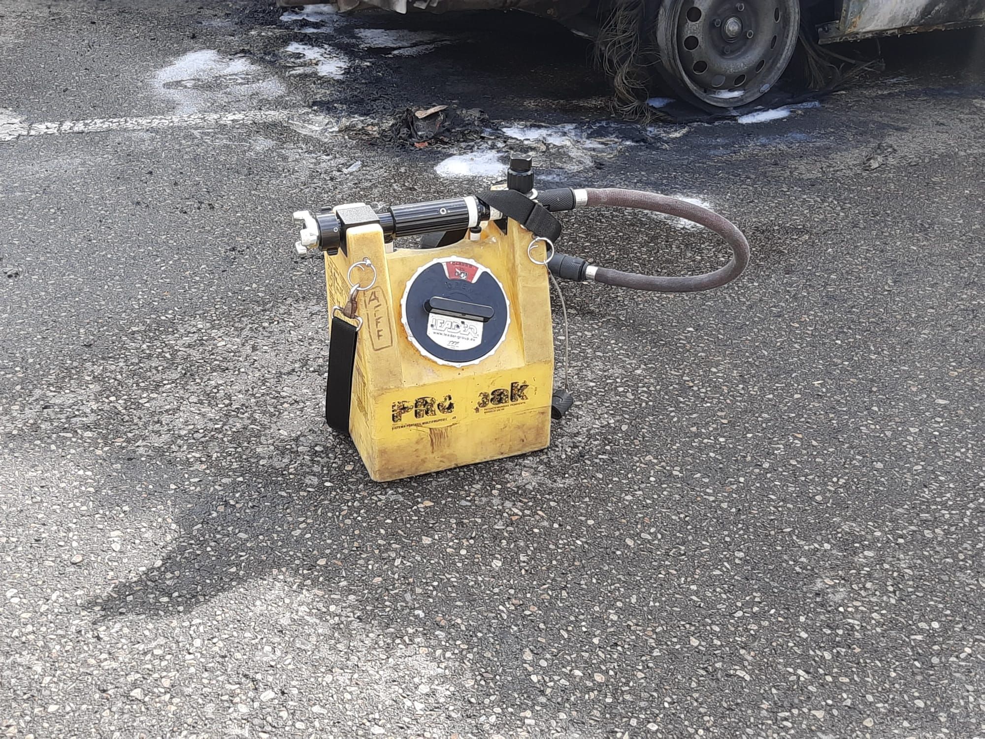 En imágenes: arden cuatro coches en un incendio en Gijón