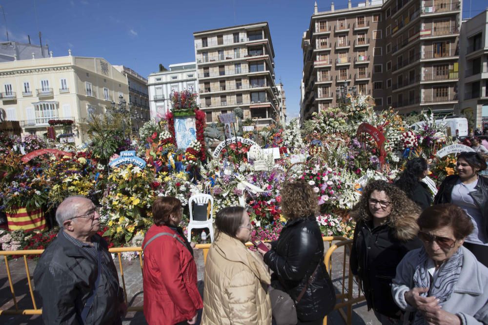 La Mare de Déu luce su manto en la Plaza de la Virgen