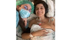 Nerea Pérez de las Heras en el hospital tras ser sometida a una amputación de parte de su pierna derecha.