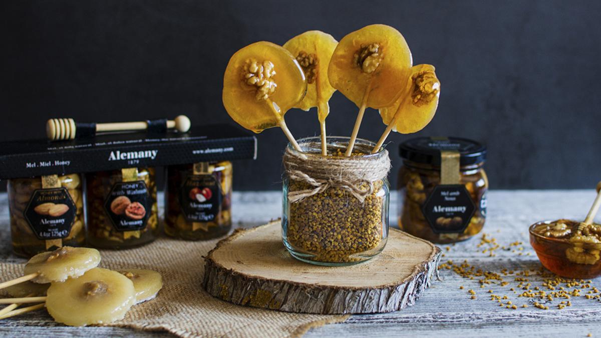 La miel con frutos secos, con un 70 % de miel y un 30 % de fruto seco, aporta textura crujiente y un juego dulce-salado ideal para quesos y aperitivos.