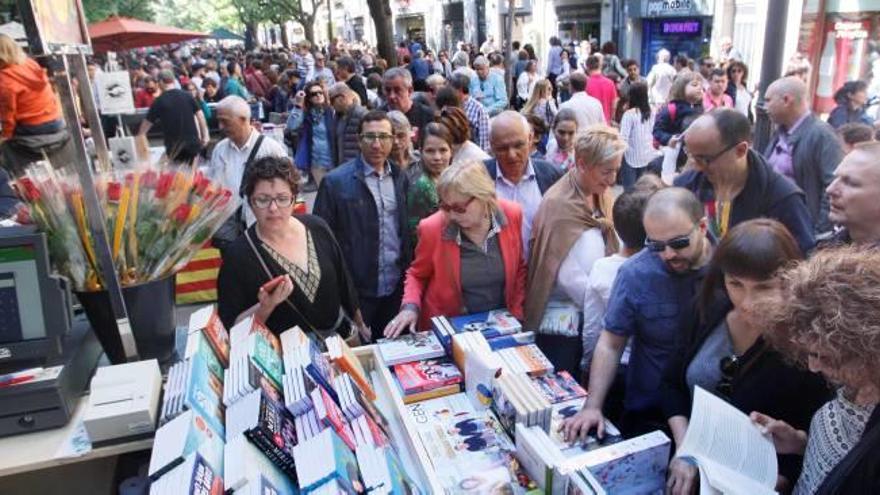 La Rambla de Girona, durant la diada de Sant Jordi de l&#039;any passat.