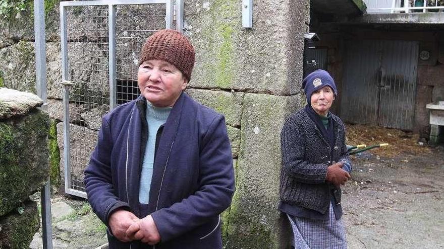 Sus hermanas Josefa y María