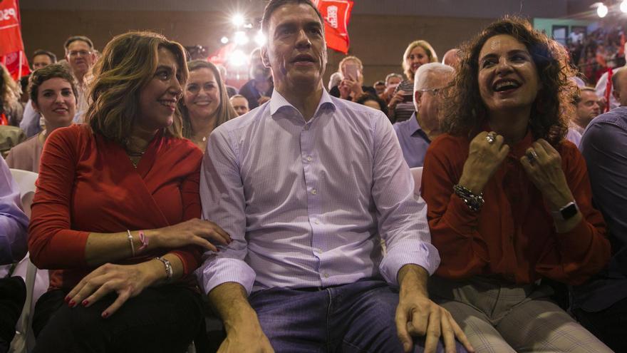 Imagen de Archivo de Pedro Sánchez flanqueado por Susana Díez y María Jesús Montero