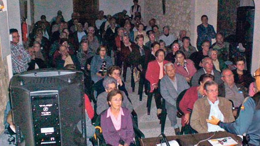 La Guardia Civil impartió una charla para mayores de 65 años en el Centre Son Ciurana, en Ariany, sobre seguridad. Unas 55 personas asistieron al acto, donde se exhibió un vídeo con consejos y pautas de seguridad. El alcalde y varios concejales también acudieron a la charla.