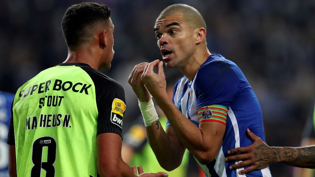 Pepe, discutiendo en el Oporto-Sporting de Lisboa