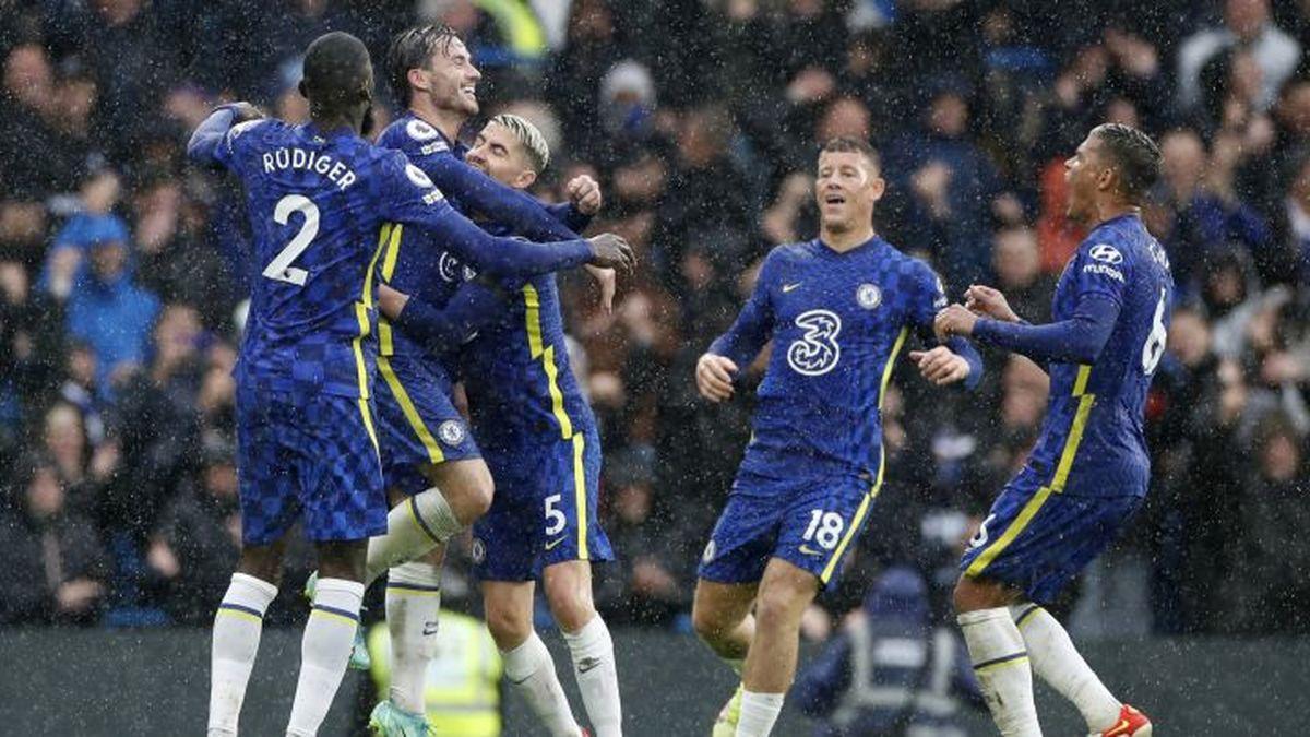 Con cinco victorias, un empate y una derrota, el Chelsea lidera la Premier League