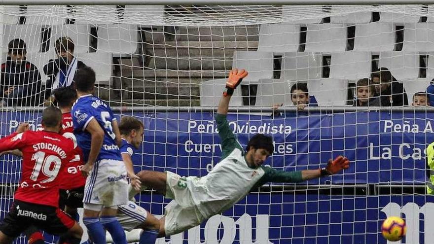 Champagne observa el balón rematado por Xisco Campos.