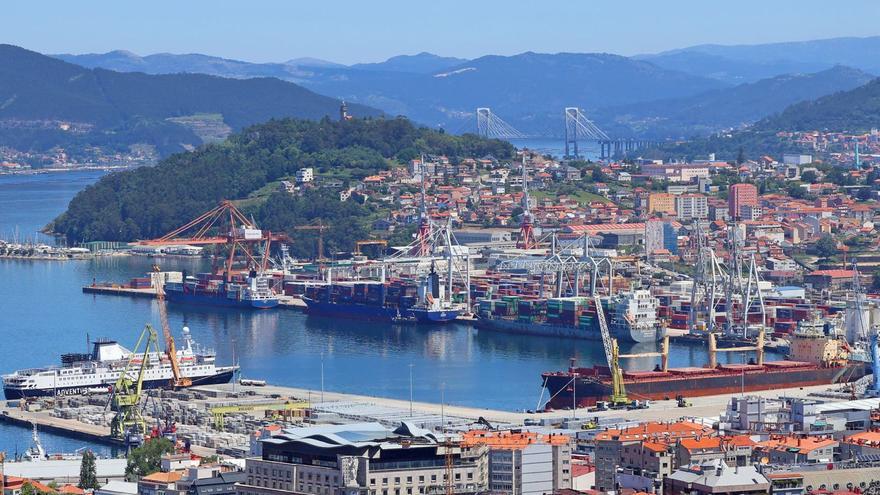 Los muelles de Vigo viven una jornada frenética con casi una veintena de buques operando a la vez