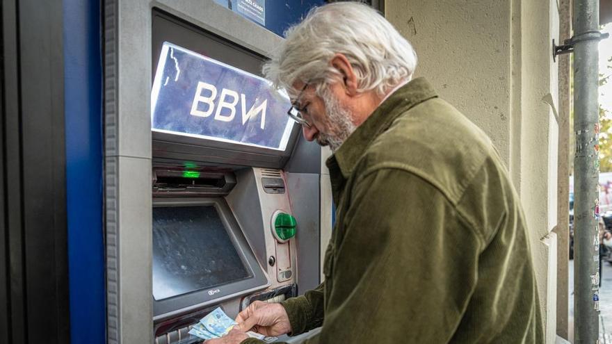 Els experts coincideixen: «Treure diners del caixer d’aquesta manera és posar-ho fàcil als estafadors»