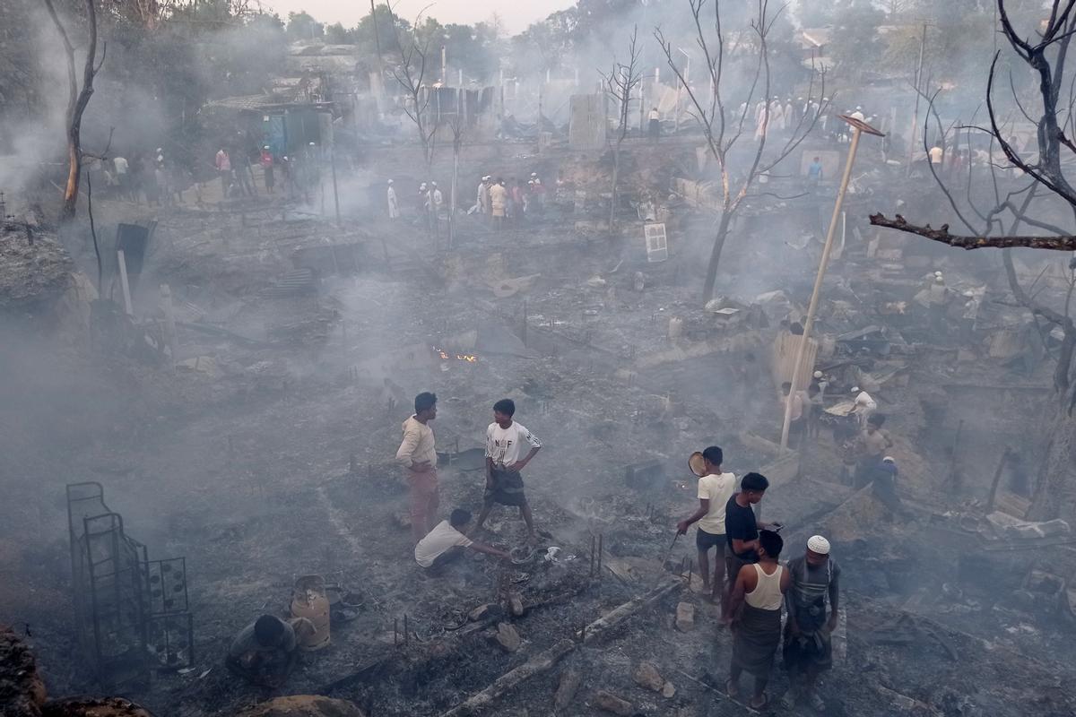 Un gran incendio en un campo de refugiados rohingya en el sureste de Bangladesh el domingo quemó 2.000 refugios, dejando a unas 12.000 personas sin hogar