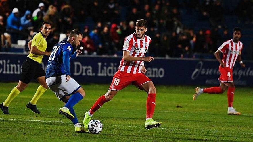 Santi Bueno jugant el partit de Copa que el Girona va disputar al camp del Linares.