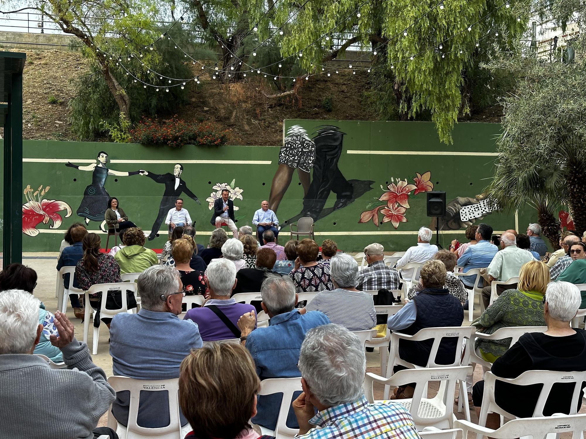 Noche de cuelga de carteles electorales en Camp de Túria