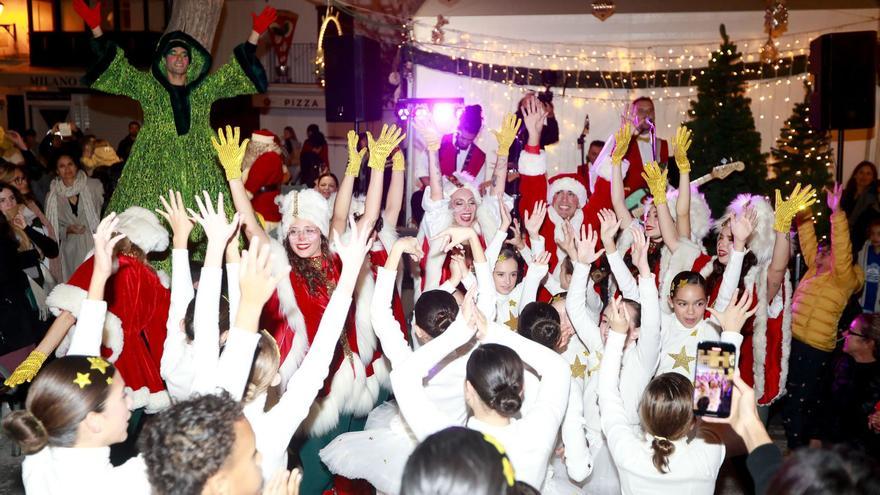 Ambiente de fiesta en el encendido de luces de Navidad de Eivissa. | AYTO. SANTA EULÀRIA DES RIU