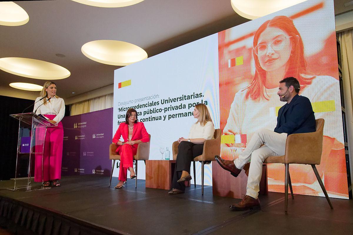 Un instante de la mesa redonda del acto de presentación de microcredenciales celebrado en septiembre de 2025 en el Hotel Mencey, con Sara Mateos, a la izquierda, Daniela Postiglione, al centro, y Manuel Pestano.